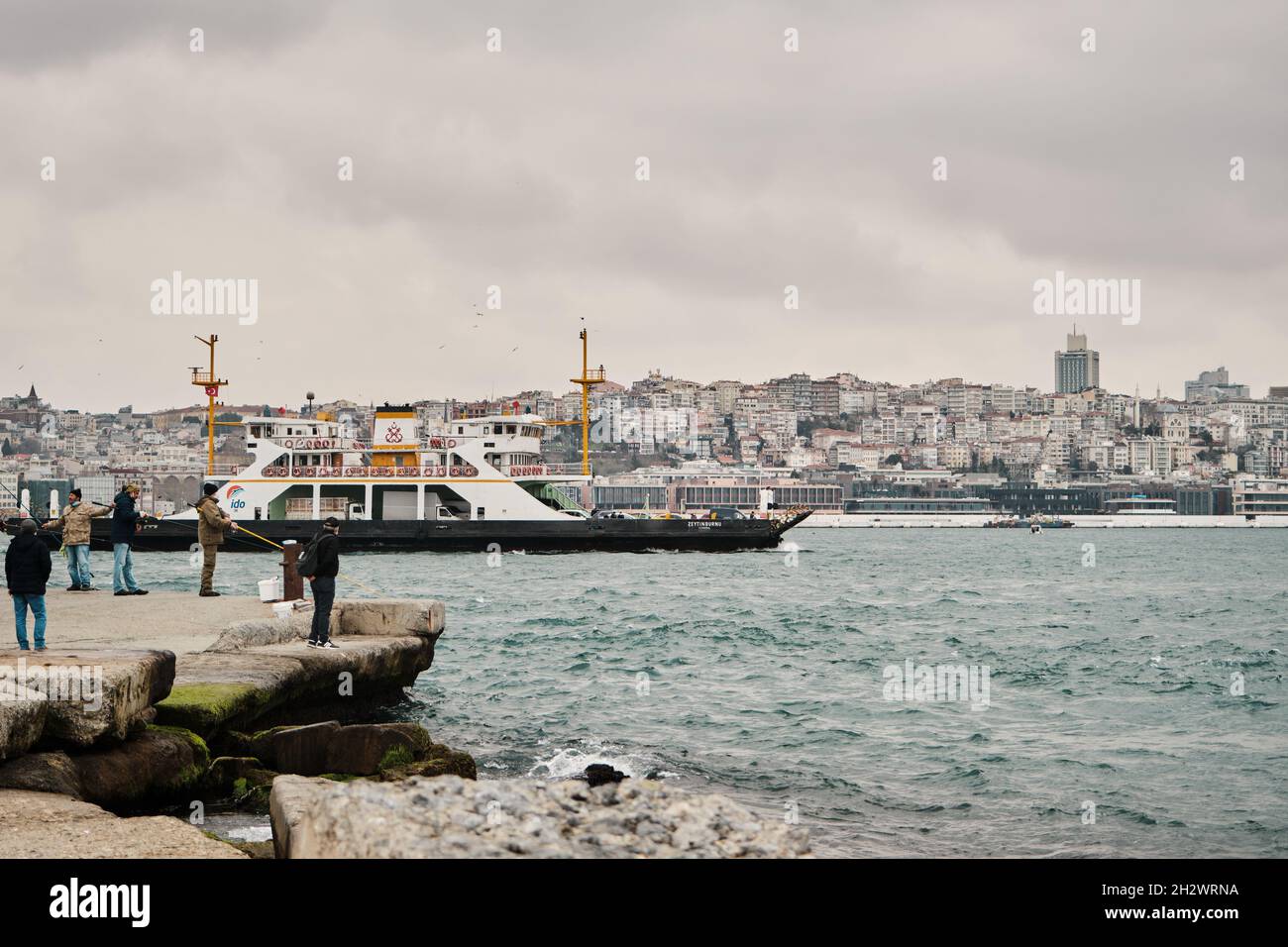 Trasporto pubblico e pedonale traghetto a istanbul bosforo durante la giornata piovosa e cielo sovrastato Foto Stock