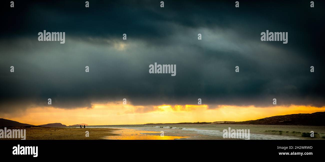 Una passeggiata al tramonto su Luskentire Beach, l'isola di Harris, Scozia Foto Stock