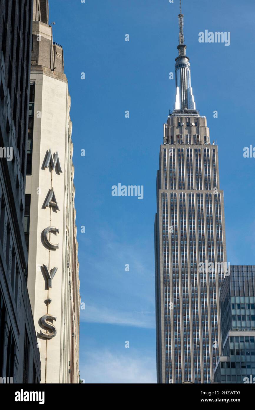 Macy's Department Store Sign in Eight Avenue e West 34th Street con l'Empire state Building in background, 2021, NYC, USA Foto Stock