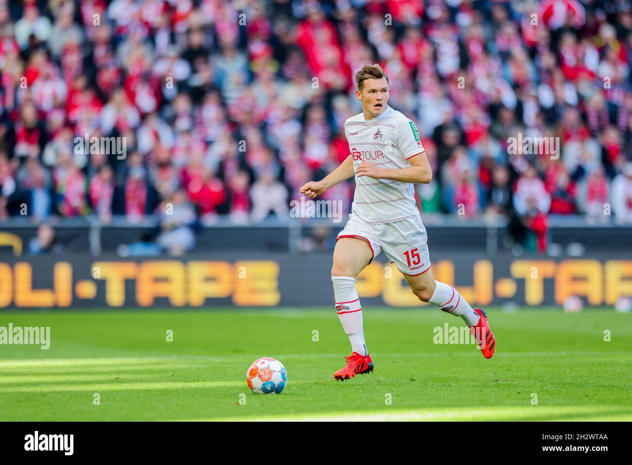 Colonia, Germania. 24 ottobre 2021. Calcio: Bundesliga, 1° FC Colonia - Bayer Leverkusen, Matchday 9, RheinEnergieStadion. Luca Kilian di Colonia. Credit: Rolf Vennenbernd/dpa - NOTA IMPORTANTE: In conformità con le norme del DFL Deutsche Fußball Liga e/o del DFB Deutscher Fußball-Bund, è vietato utilizzare o utilizzare fotografie scattate nello stadio e/o del match sotto forma di immagini di sequenza e/o serie di foto video-simili./dpa/Alamy Live News Foto Stock