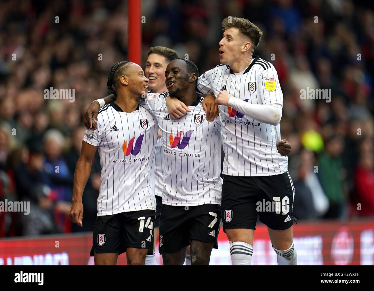 Fulham's Neeskens Kebano (centro) celebra il terzo obiettivo del gioco con Bobby Reid, Harry Wilson e Tom Cairney durante la partita del campionato Sky Bet al City Ground di Nottingham. Data foto: Domenica 24 ottobre 2021. Foto Stock