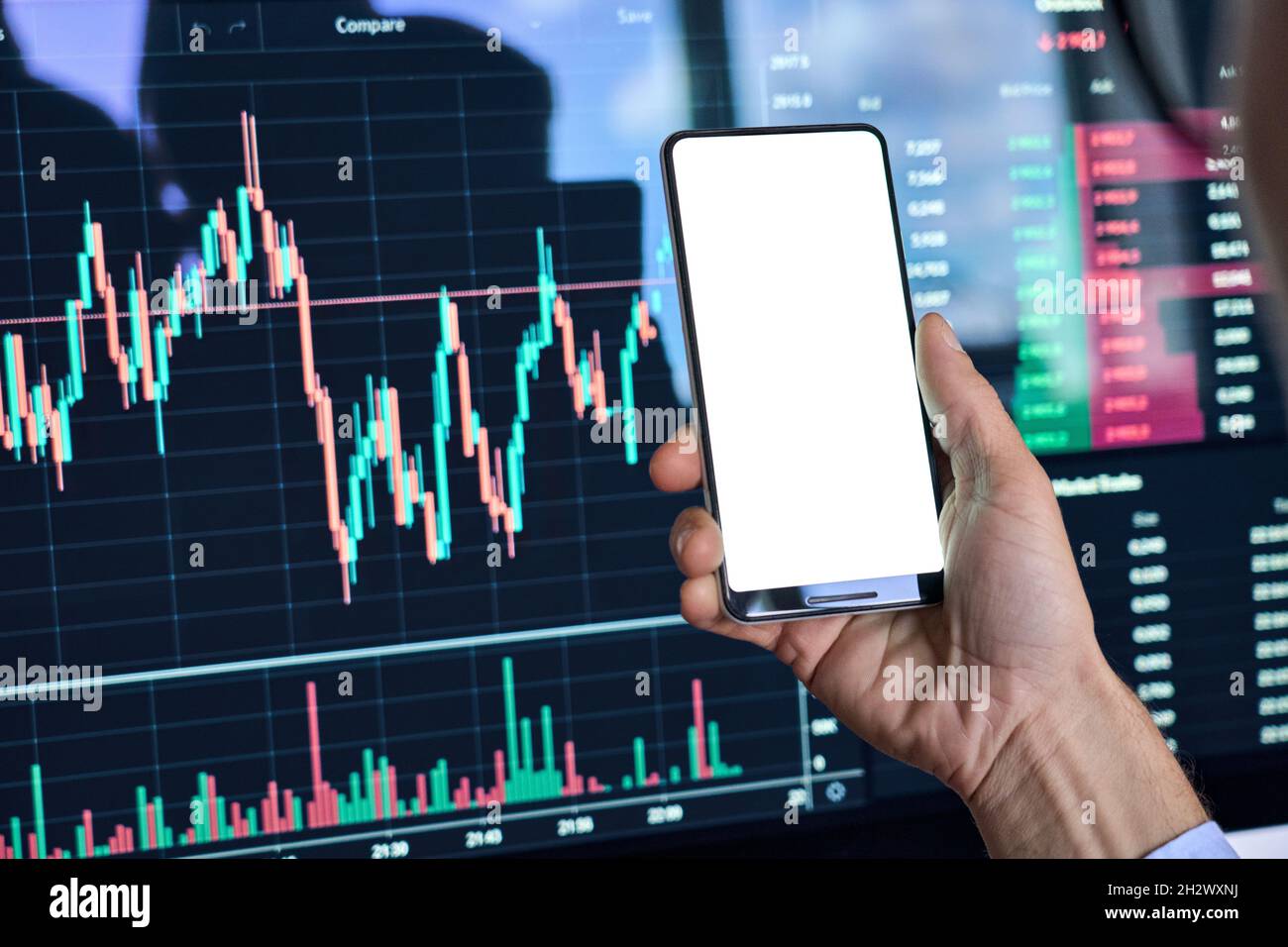 Crypto trader utilizzando cellulare mockup schermo criptovaluta trading mobile app. Foto Stock