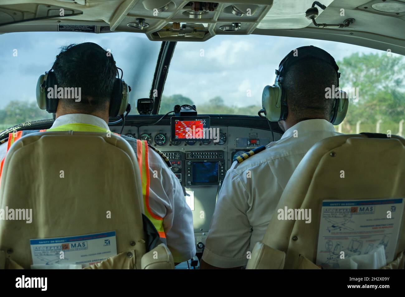 Capitano e co-pilota in cabina di pilotaggio pronti per il decollo in un Cessna Caravan 208B Grand, Nairobi, Kenya Foto Stock