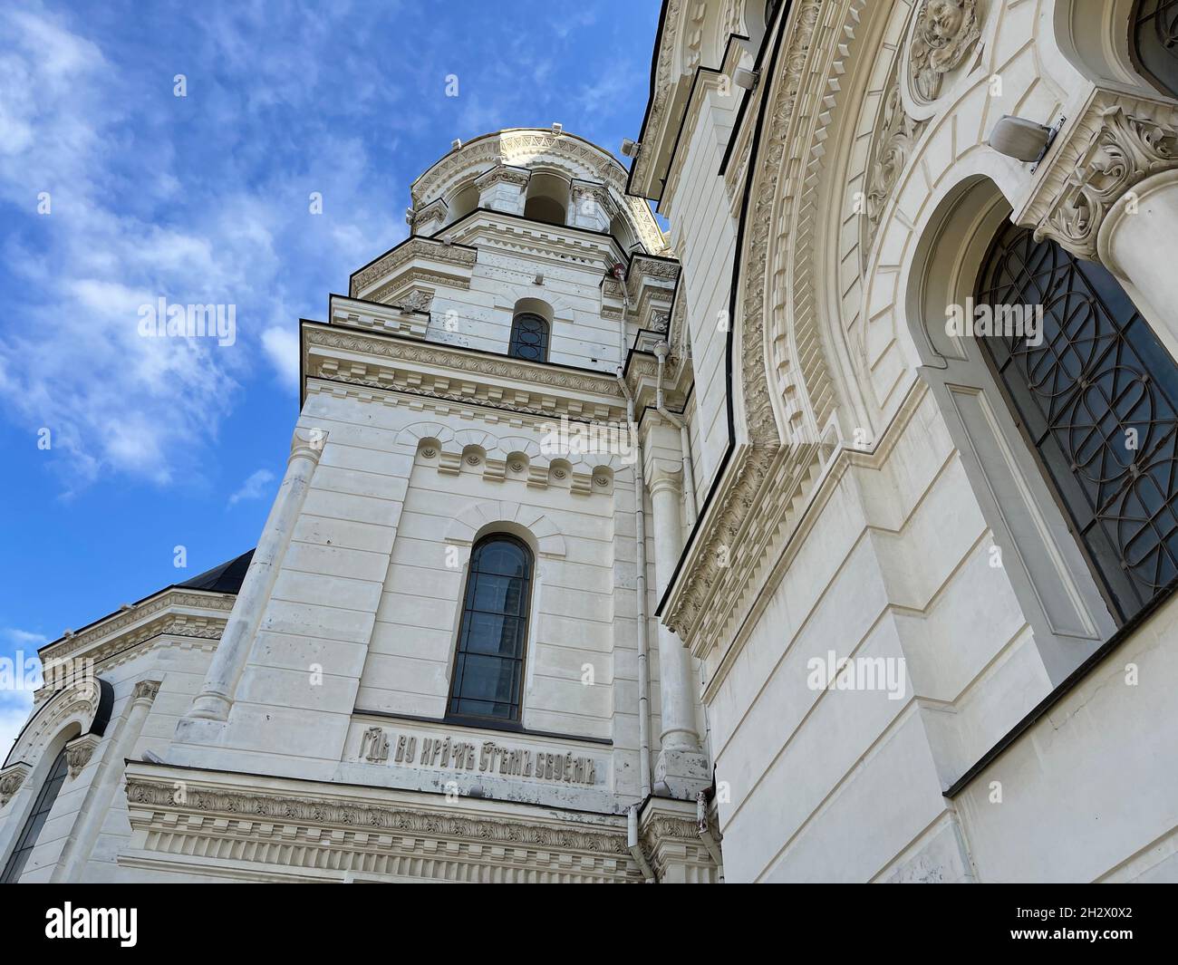 Bellissima grande cattedrale nel centro della città. Edificio esterno del tempio in tempo nuvoloso Foto Stock