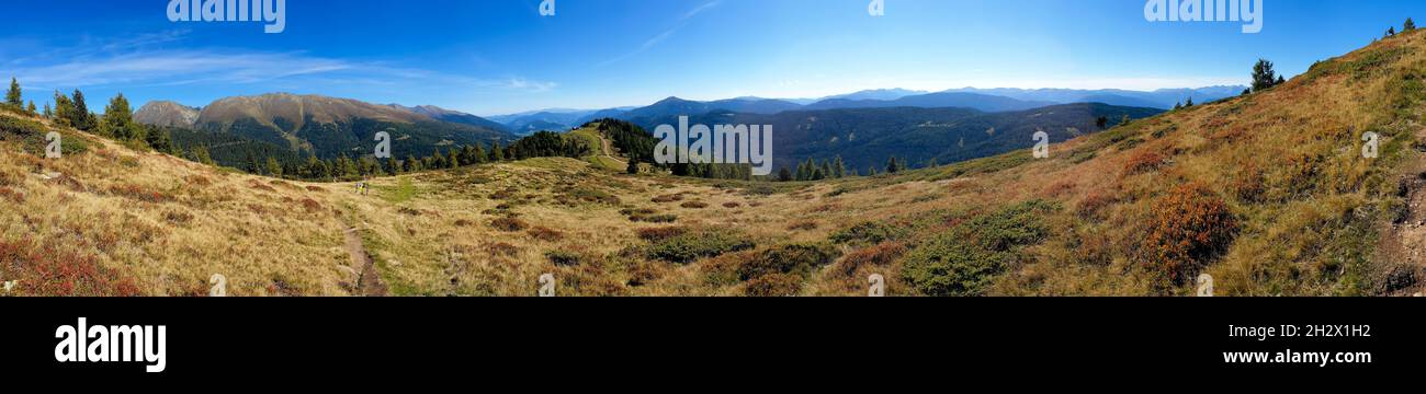 Ampio panorama di un paesaggio montano in Stiria, Austria Foto Stock