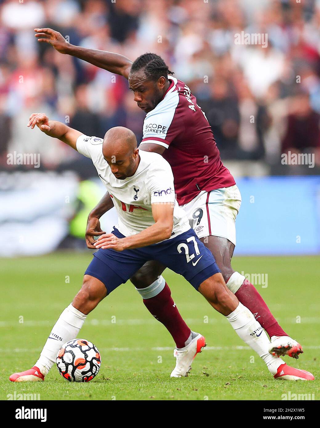 Londra, Inghilterra, 24 ottobre 2021. Lucas Moura di Tottenham batte per il possesso con Michail Antonio di West Ham United durante la partita della Premier League al London Stadium di Londra. Il credito d'immagine dovrebbe leggere: Jacques Feeney / Sportimage Foto Stock