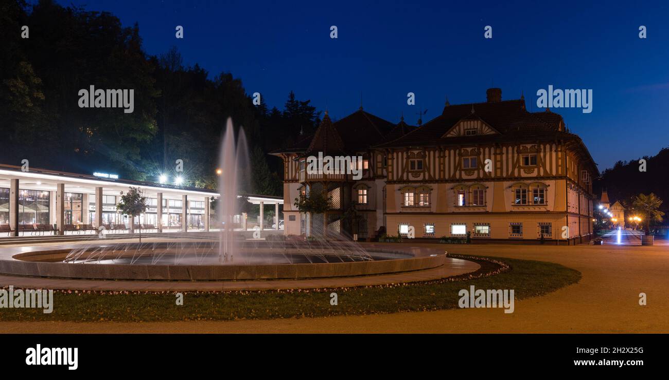 Jurkovic casa con fontana di notte nella città termale Luhacovice, Repubblica Ceca Foto Stock