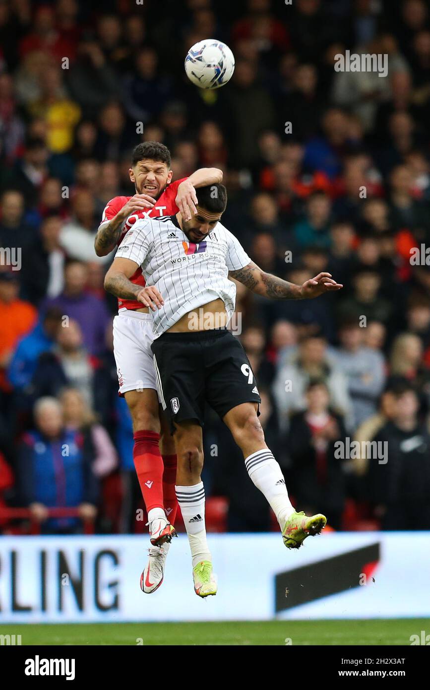 Nottingham, Inghilterra, 24 ottobre 2021. Tobias Figueiredo della foresta di Nottingham e Aleksandar Mitrovic di Fulham combattono per la palla durante la partita del campionato Sky Bet al City Ground di Nottingham. Il credito dovrebbe essere: Isaac Parkin / Sportimage Foto Stock