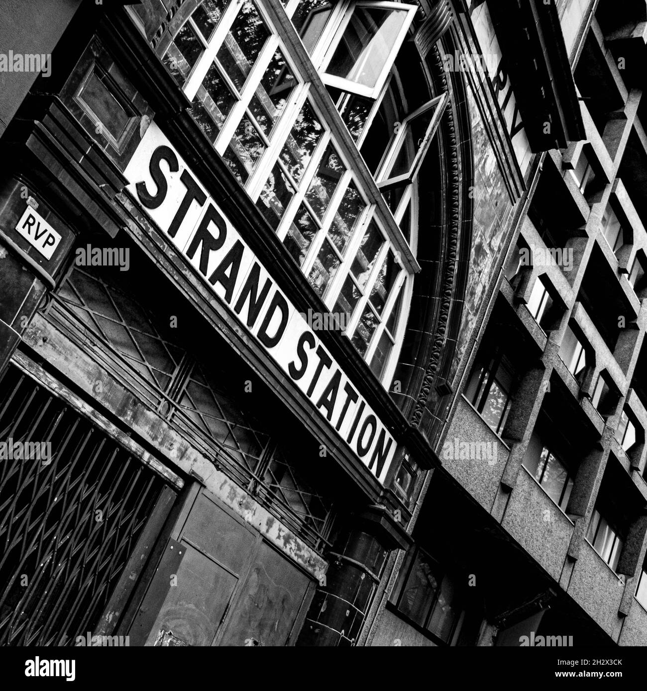 Ingresso alla fermata della metropolitana Piccadillly Line Strand di Londra, chiusa e abbandonata, senza persone Foto Stock
