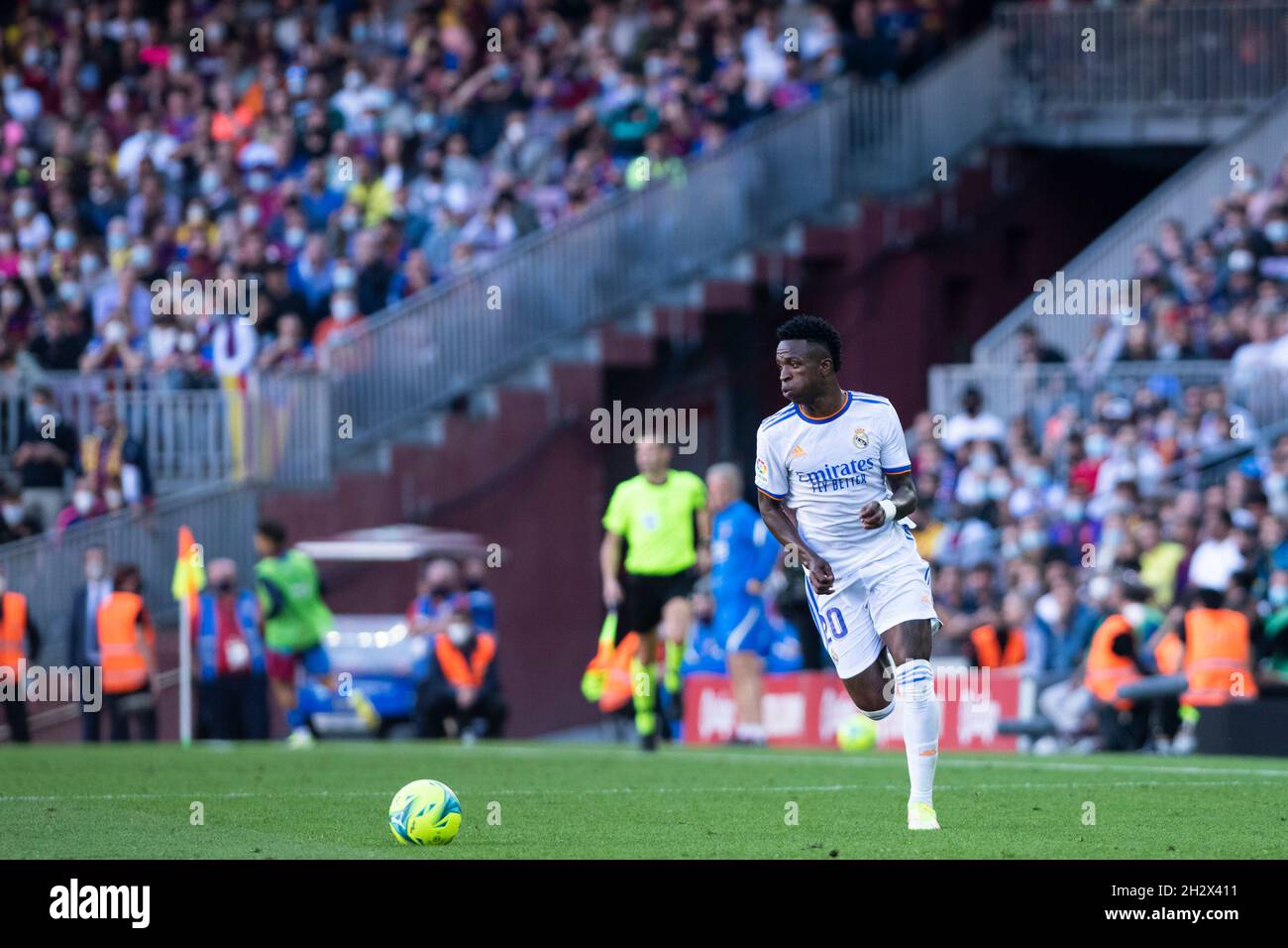 24 ottobre 2021; Nou Camp, Barcellona, Spagna: La Lig football, FC Barcelona versus Real Madrid:Vinicius Jr Foto Stock