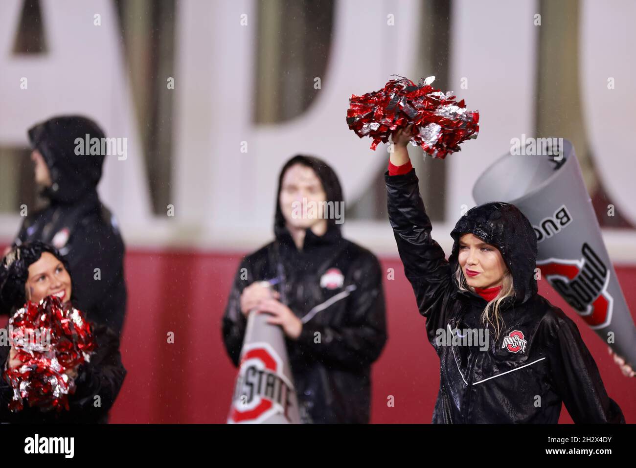 BLOOMINGTON, STATI UNITI - 2021/10/23: Ohio state cheer leaders cheer contro l'Indiana University durante una partita di football NCAA il 16 ottobre 2021 al Memorial Stadium di Bloomington, Ind. Ohio state batte l'Indiana University 54-7. Foto Stock