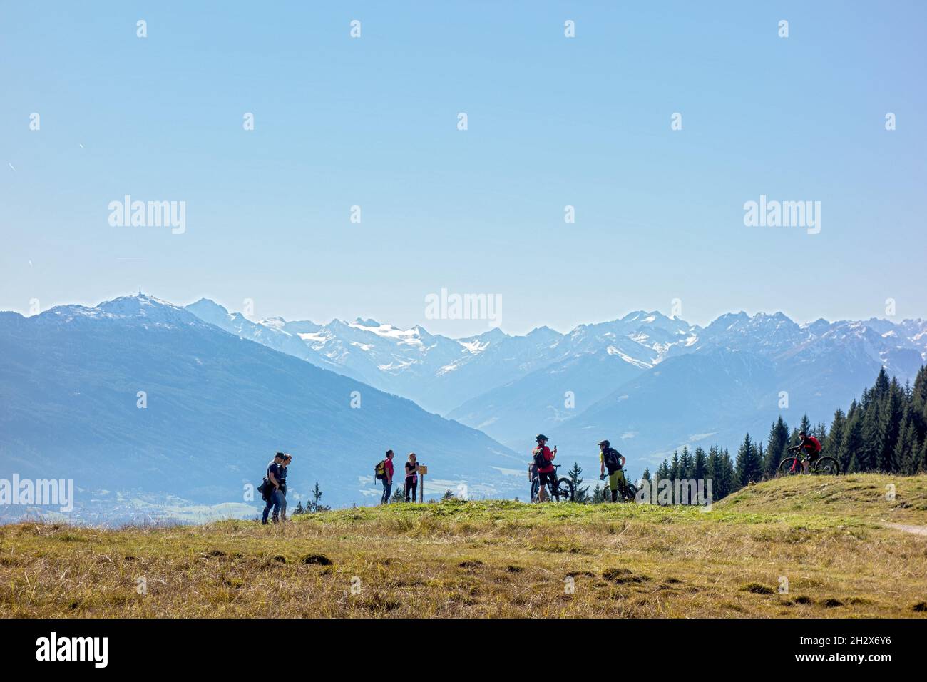 Attività di montagna nei pressi di Gnadenwald, Tirolo, Austria Foto Stock