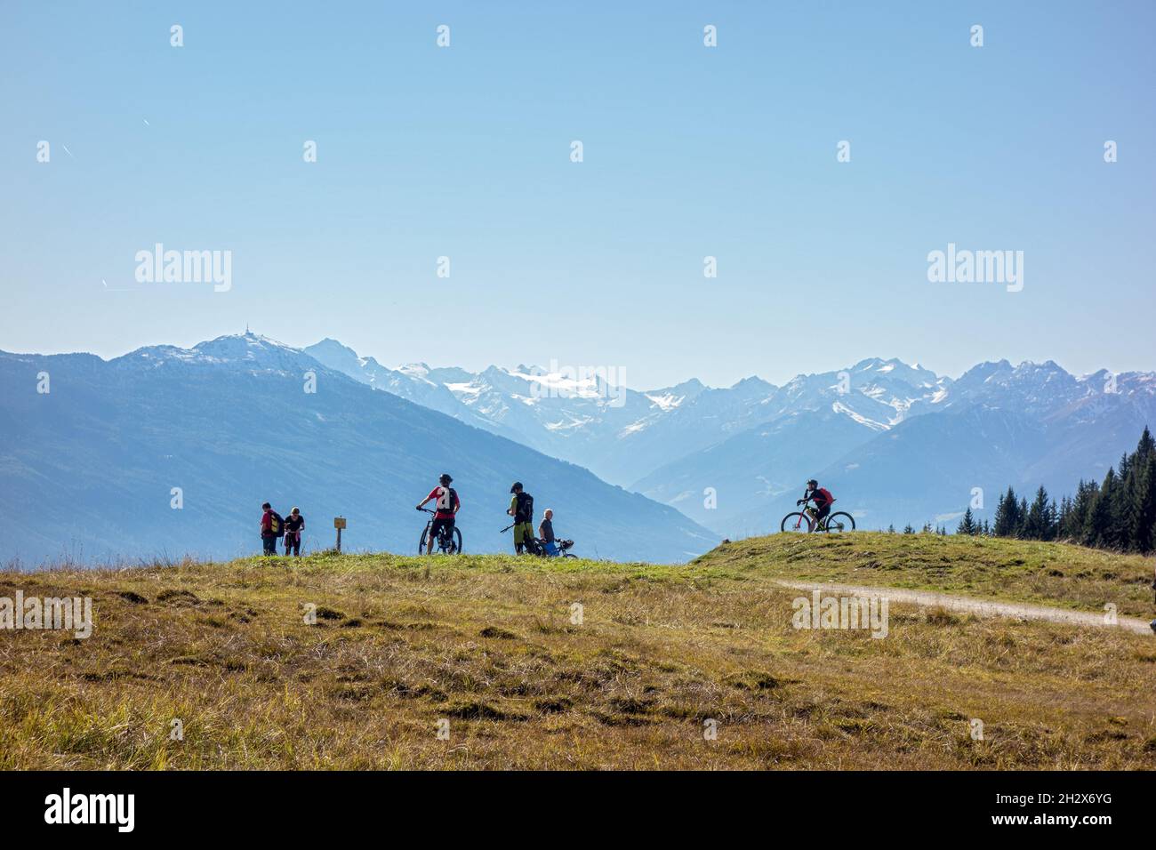 Attività di montagna nei pressi di Gnadenwald, Tirolo, Austria Foto Stock