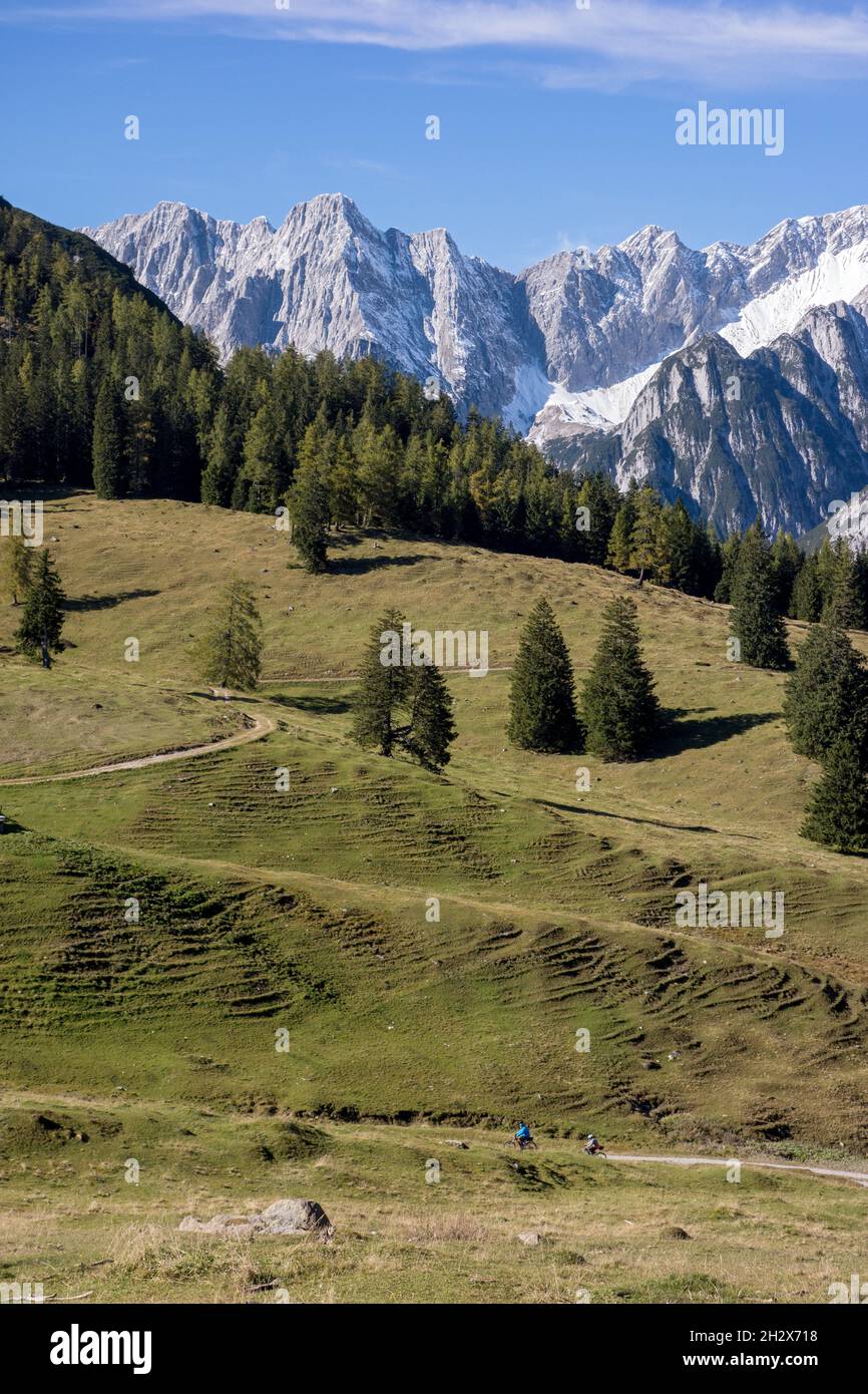 Escursionisti nei pressi di Gnadenwald, Tirolo, Austria Foto Stock