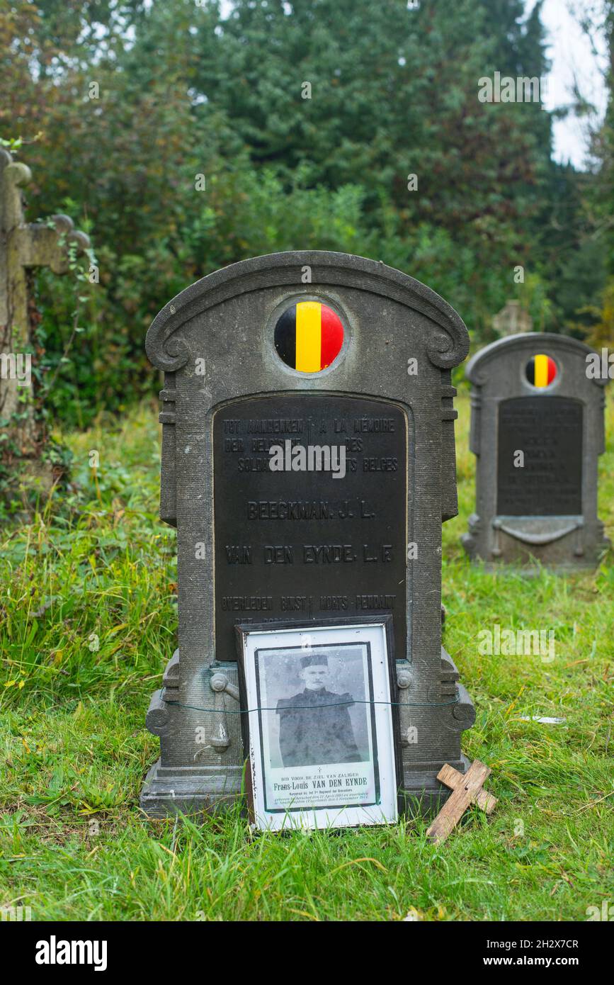 Lapide di soldati belgi della prima Guerra Mondiale JL Beeckman & Korporaal Frans-Louis Van Den Eynde con portait foto di quest'ultimo nel vecchio cimitero di Southampton Foto Stock