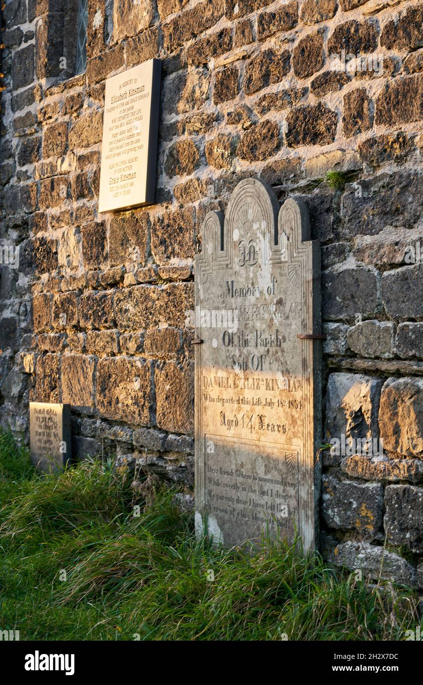 Lapidi lungo le mura della chiesa di San Michele de Rupe sulla cima di Brent Tor a Dartmoor Devon UK Foto Stock