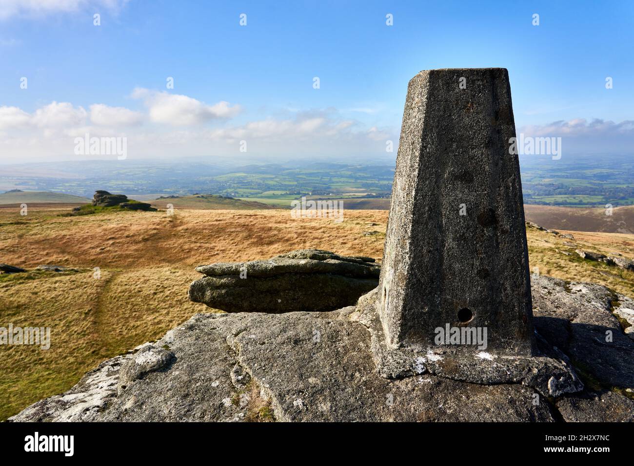 Grandi collegamenti Tor con il suo punto di Trig prominente su Dartmoor occidentale nel Devon Regno Unito Foto Stock