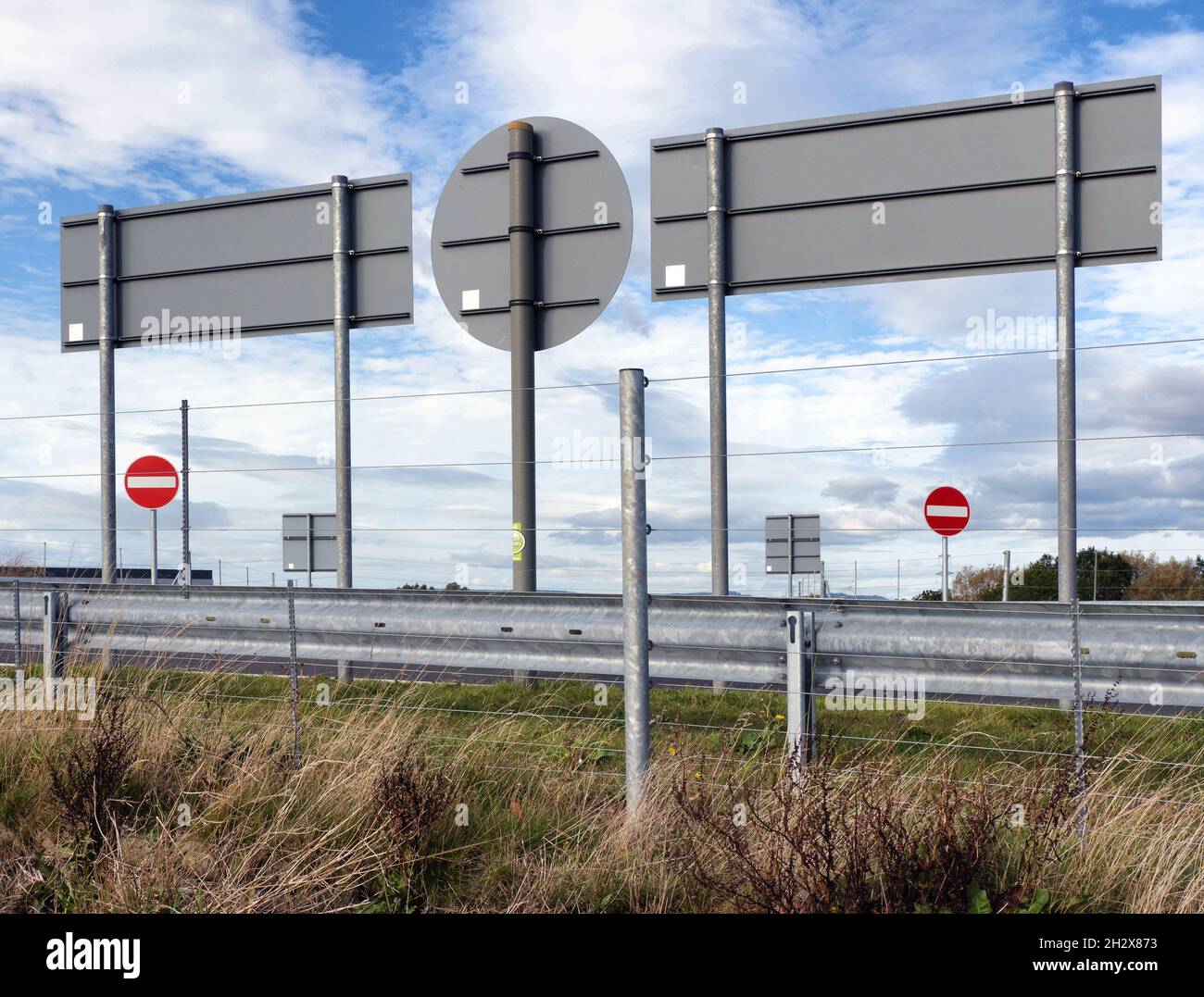 Nessuna segnaletica stradale di entrata e di direzione sopra la barriera di un incrocio autostradale nel Regno Unito Foto Stock