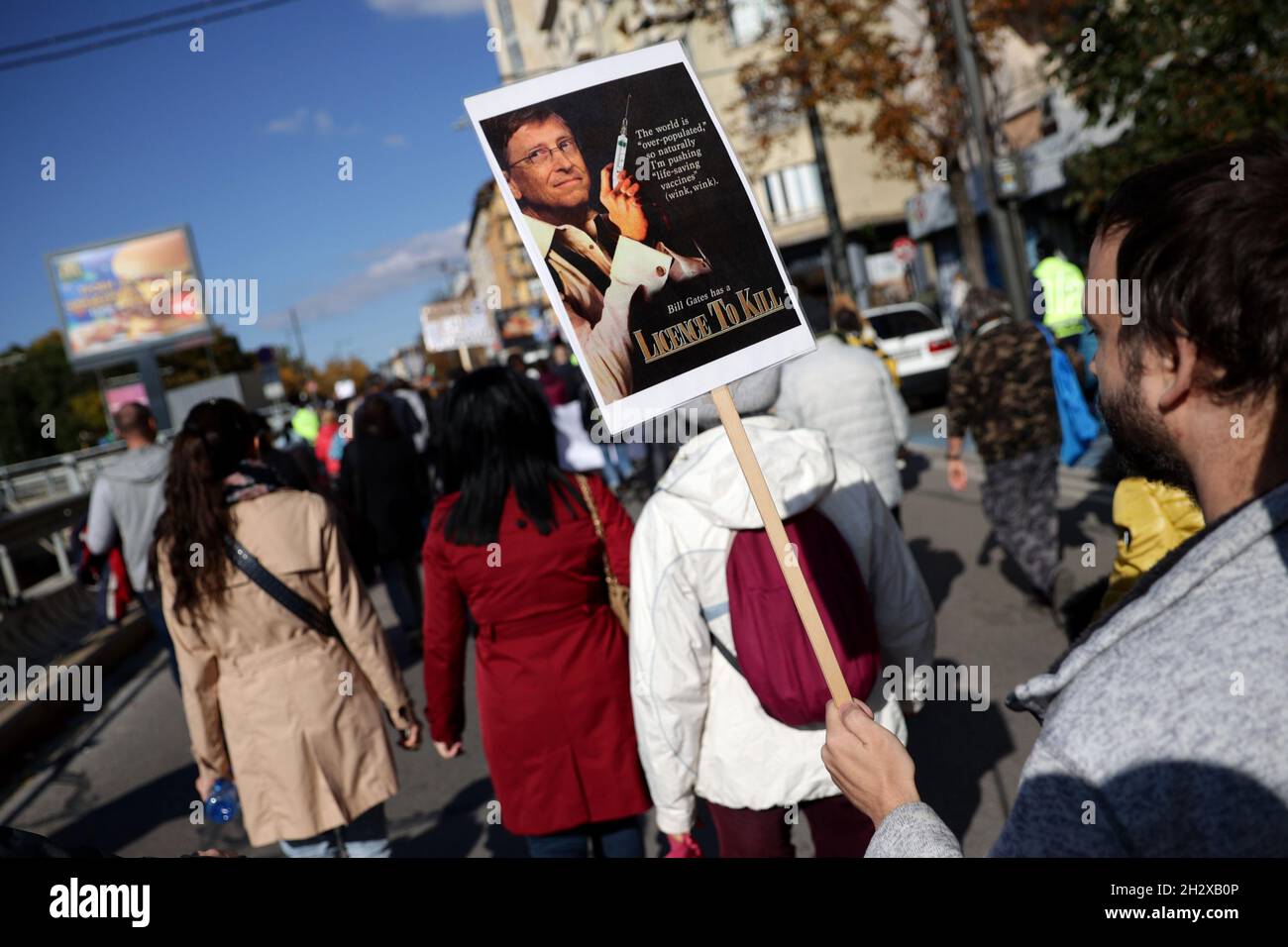 Sofia, Bulgaria - 24 Ottobre, 2021: Il manifestante anti anti anti-vax tiene il poster Bill Gates durante una dimostrazione contro il COVID-19 obbligatorio "certificato verde" per l'accesso al chiuso. Foto Stock
