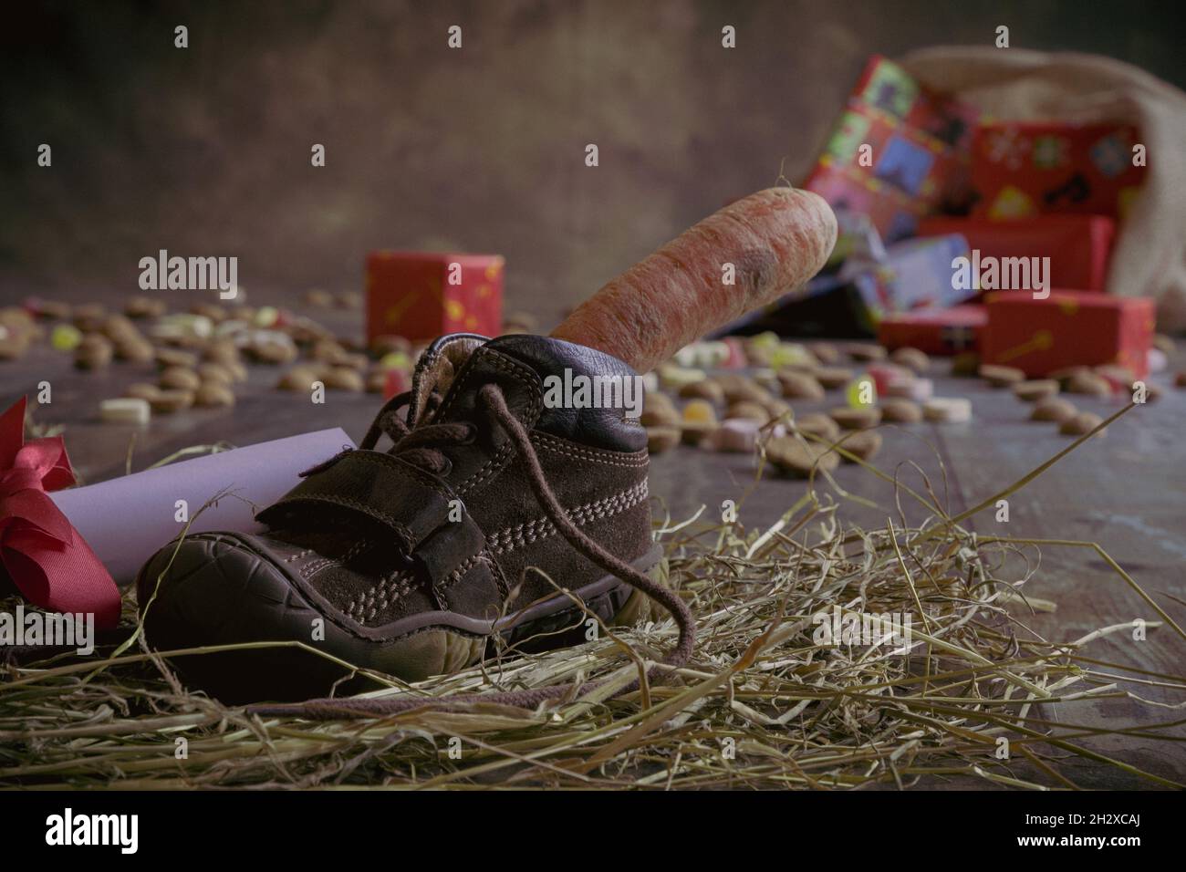 Un bambino mette la sua scarpa con carote per Amerigo, il cavallo di Sinterklaas e un disegno per Sinterklaas, poi sogna di una borsa piena di regali e c Foto Stock