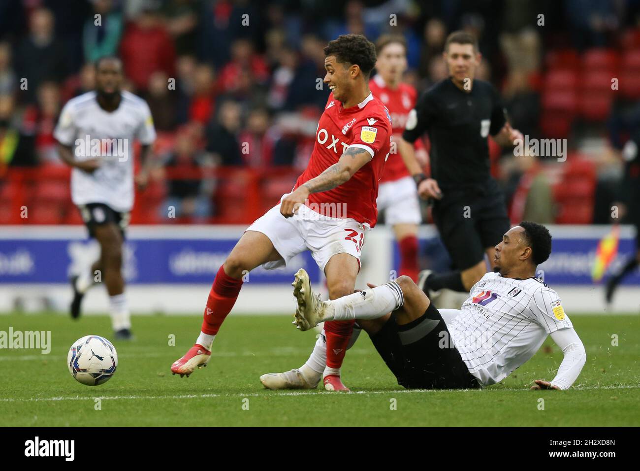 Nottingham, Inghilterra, 24 ottobre 2021. Brennan Johnson di Nottingham Forest e Kenny Tete di Fulham combattono per la palla durante la partita Sky Bet Championship al City Ground di Nottingham. Il credito dovrebbe essere: Isaac Parkin / Sportimage Foto Stock