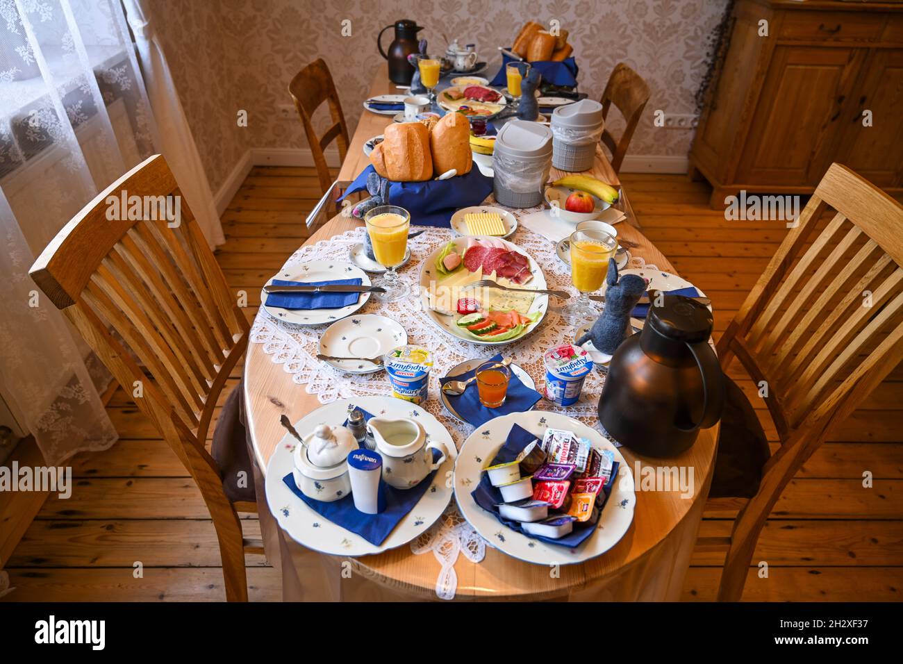 Typisch deutscher Frühstückstisch Foto Stock