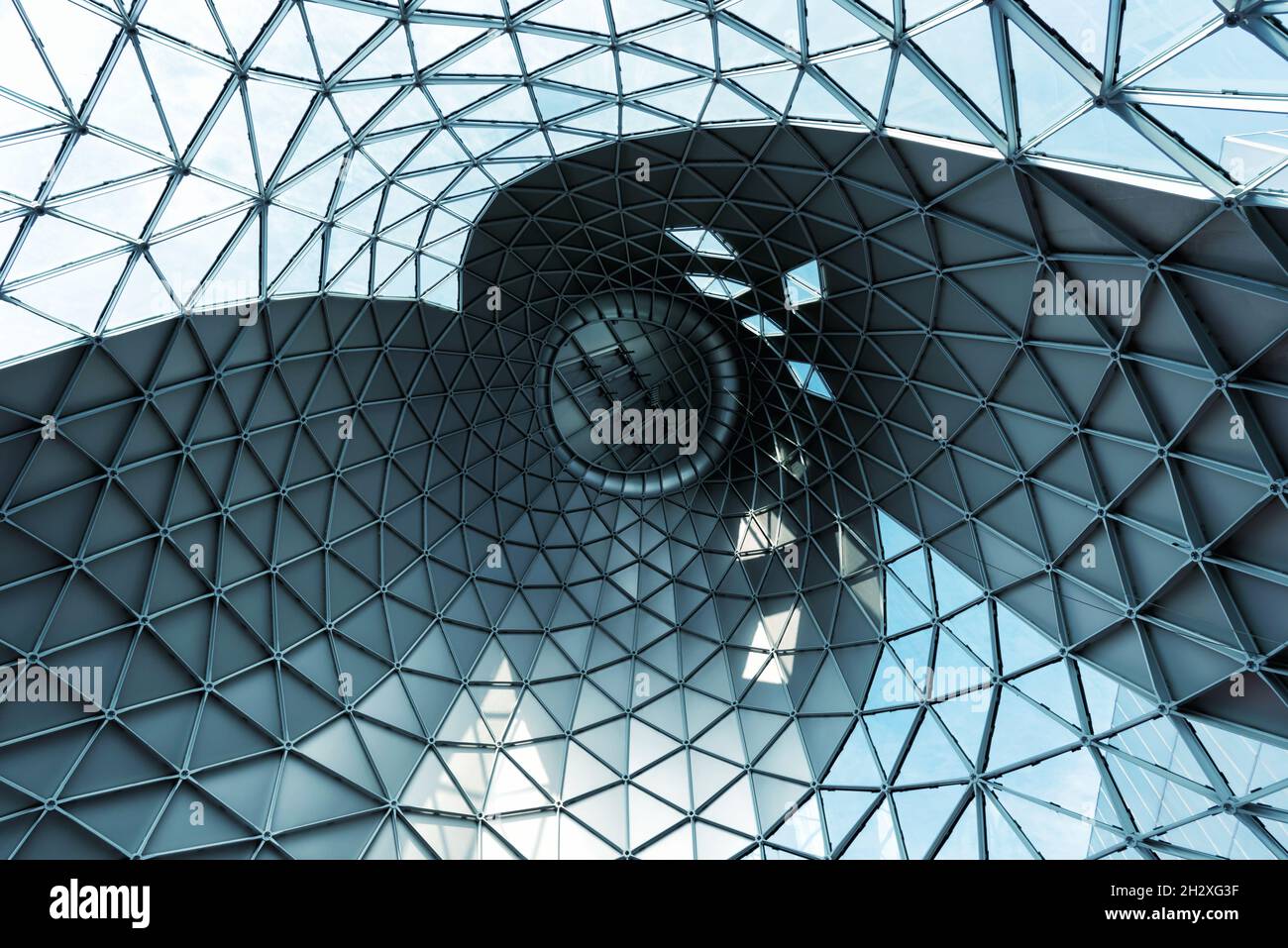 Dal basso soffitto geometrico nella hall di edificio contemporaneo fatto di triangoli di vetro Foto Stock