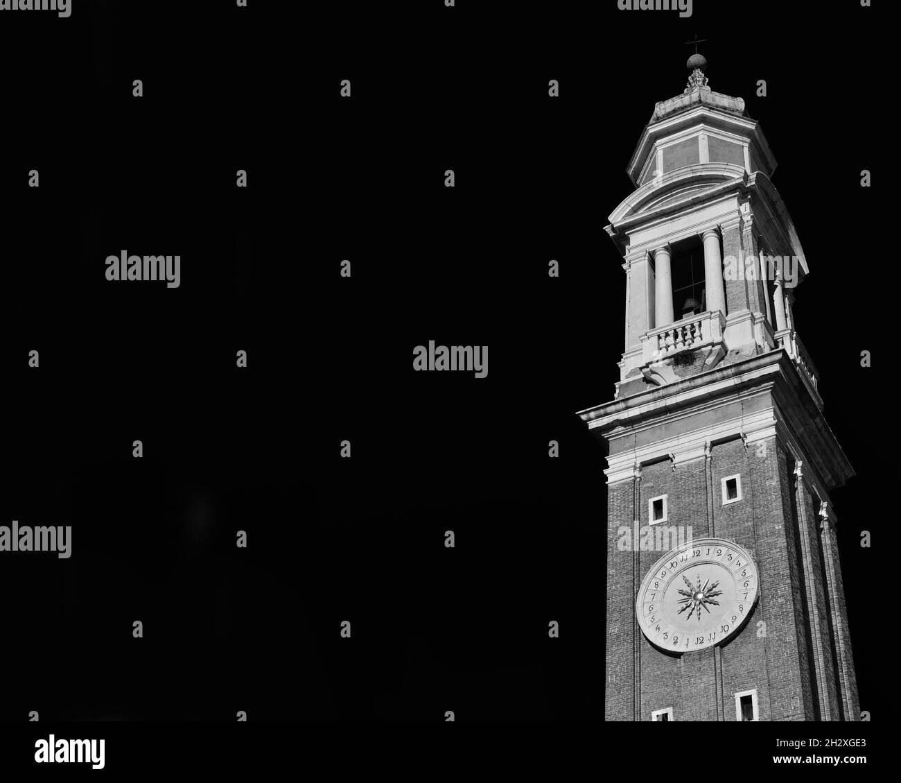 Santi Apostoli bellissimo campanile barocco con vecchio orologio a Venezia (Bianco e Nero con spazio per la copia) Foto Stock