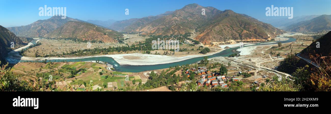 Vista autunnale del Tamakoshi Nadi fiume in Nepalese himalaya - bella valle in Nepal Foto Stock