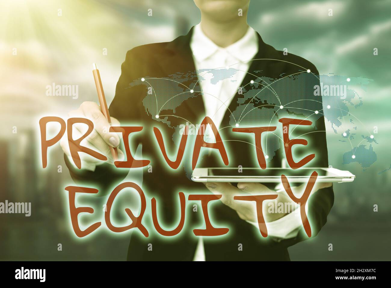 Didascalia di testo che presenta Private Equity. Foto concettuale capitale che non è quotato in borsa Investments Lady in Uniform Standing Holding Foto Stock