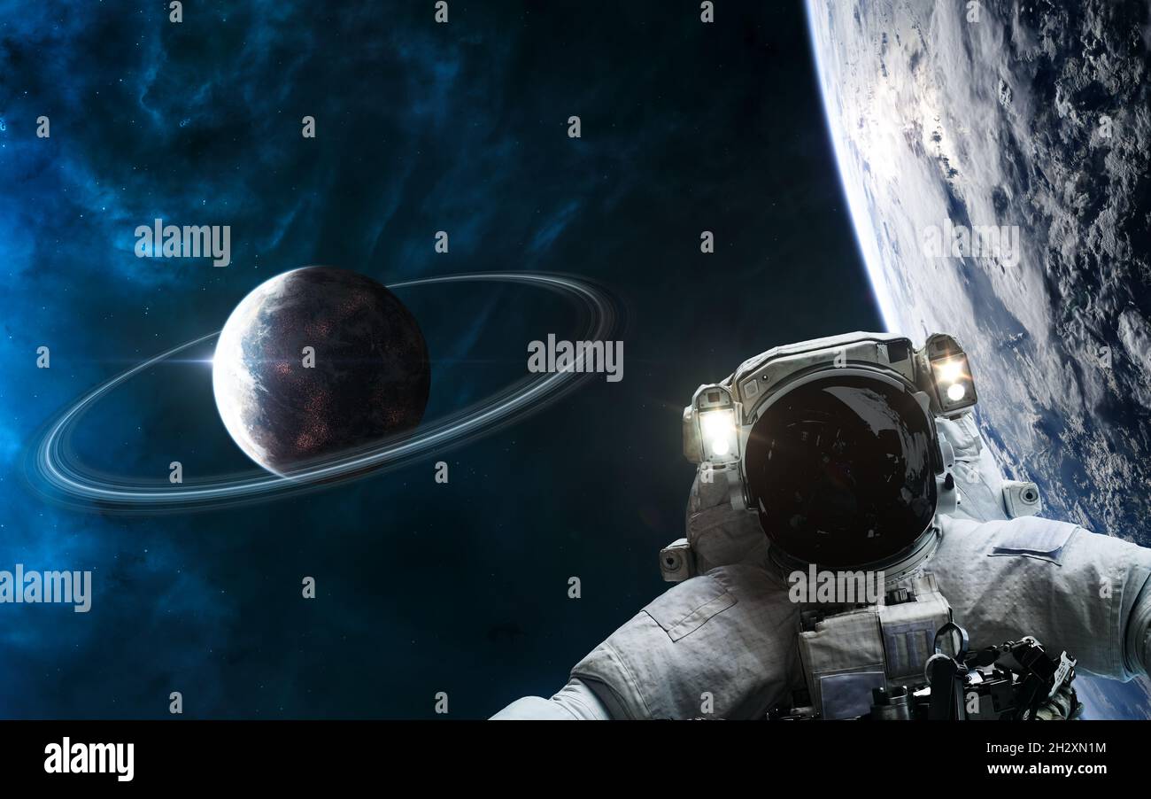 Astronauta sullo sfondo di pianeti spaziali profondi Foto Stock