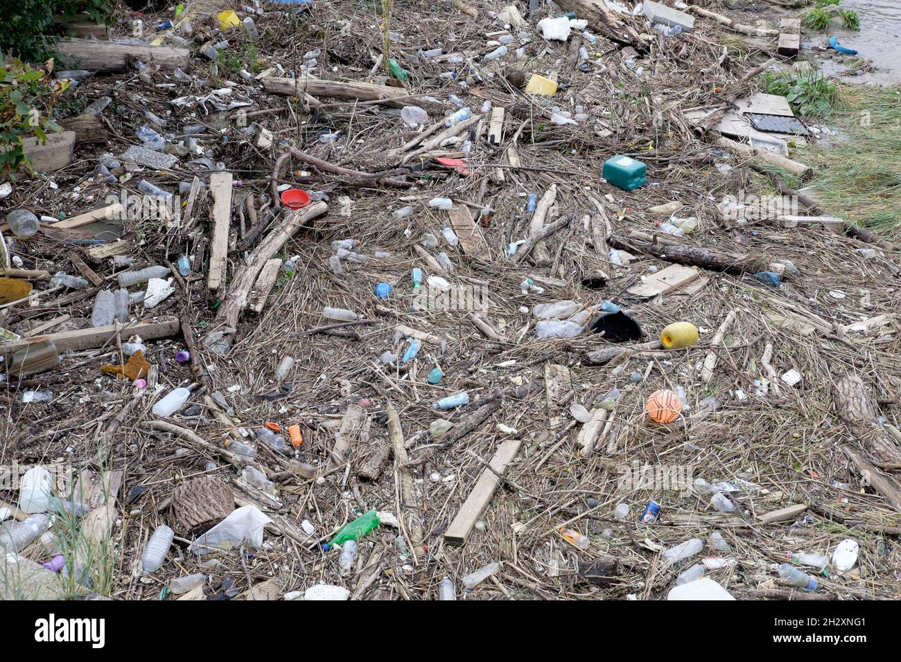 Inquinamento da rifiuti di plastica, River Thames, East London, UK Foto Stock