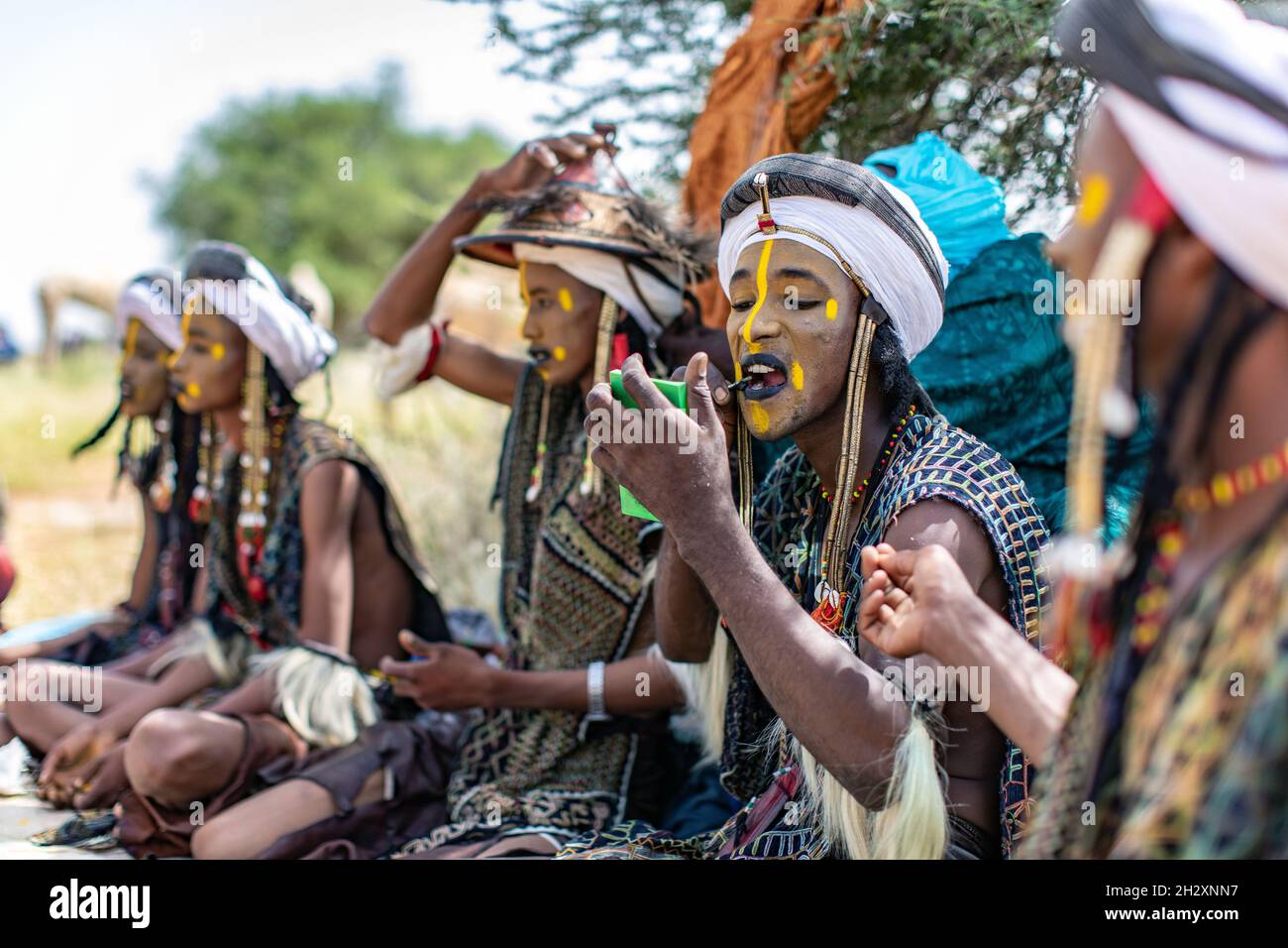 Wodaabe uomini che si preparano per Gerewol Festival in Niger Foto Stock