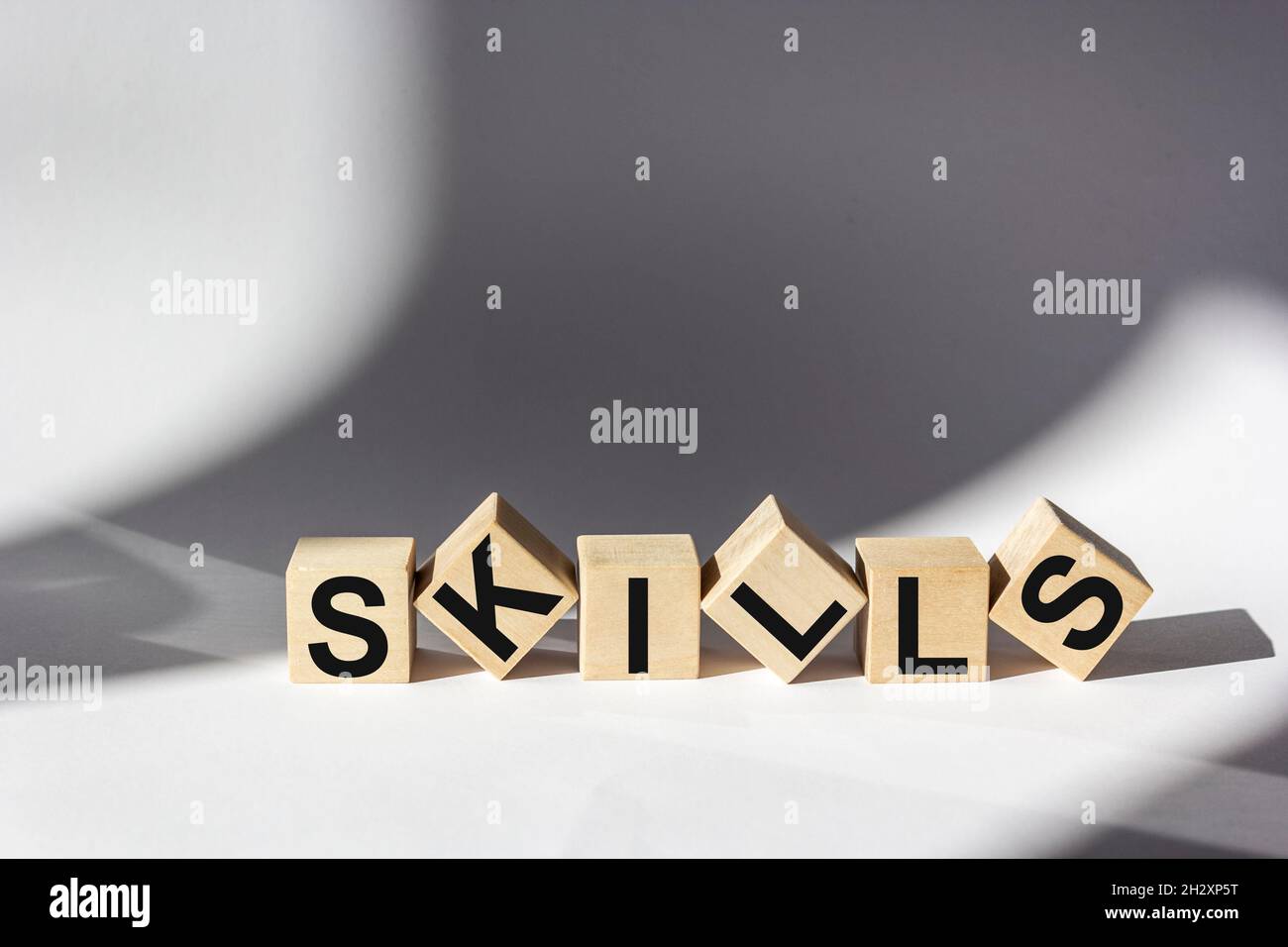 La parola di abilità è scritta in un cubo e sfondo bianco Foto Stock