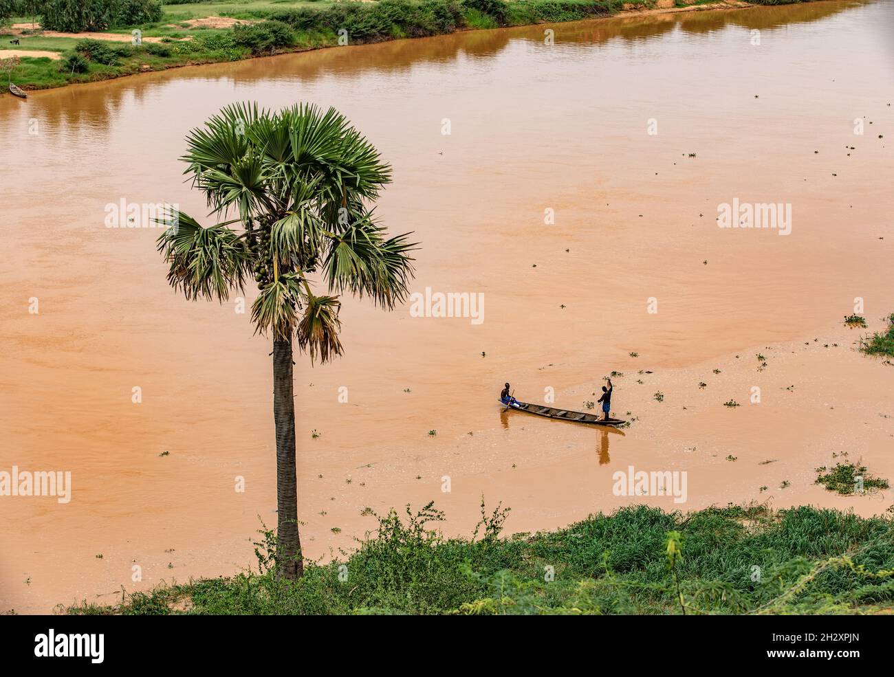 Pescatori in barca sul fiume Niger a Niamey Foto Stock
