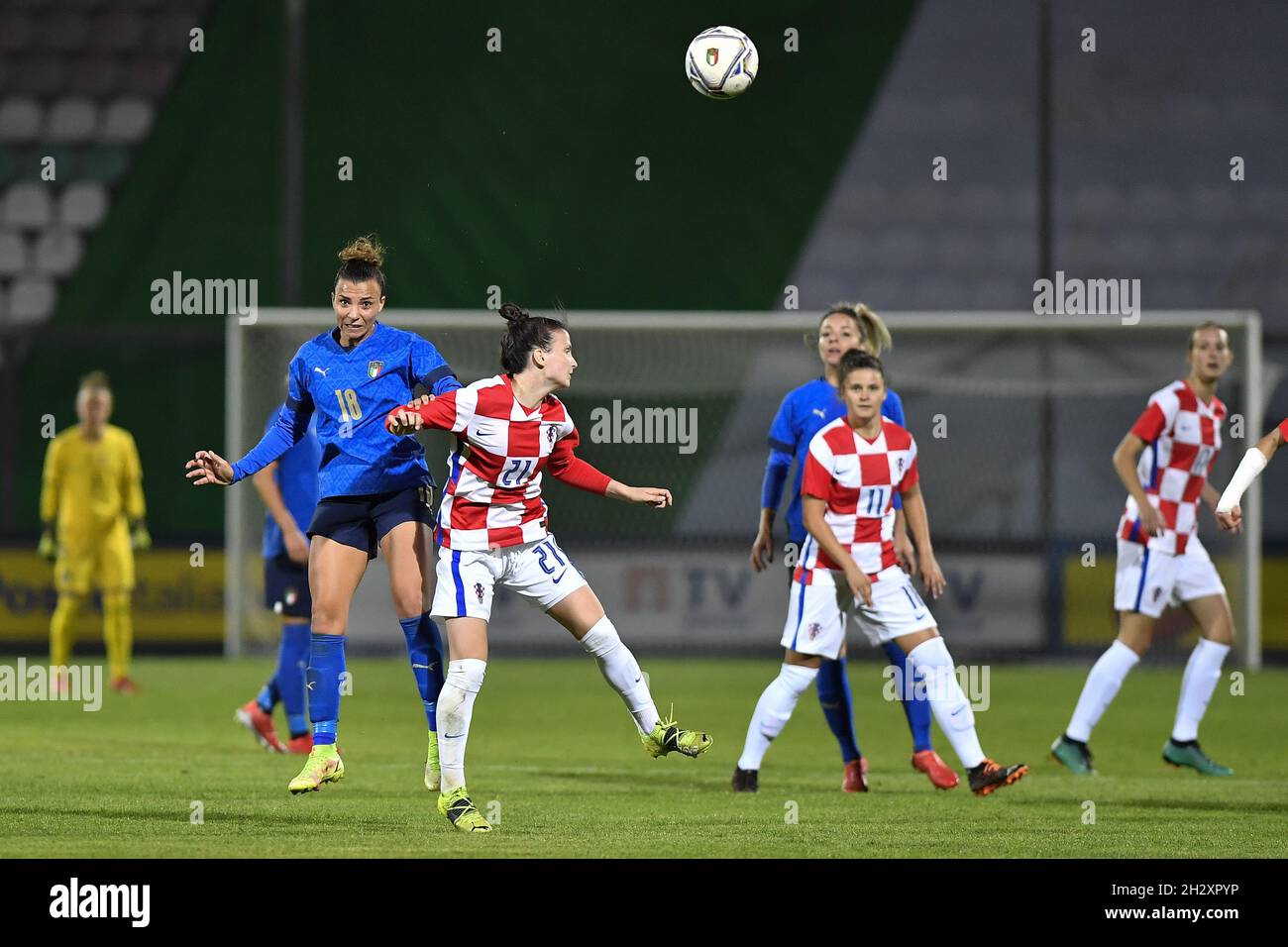 Fatjesa Gegollaj di Croazia e Arianna Caruso d'Italia in azione durante la Coppa del mondo femminile UEFA tra ITALIA e CROAZIA a St Foto Stock