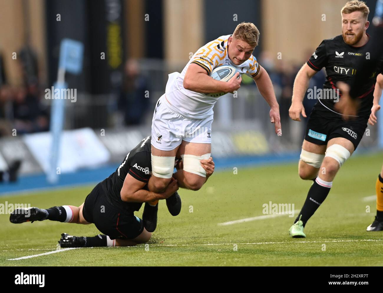 Barnet, Regno Unito. 24 ottobre 2021. Premiership Rugby. Saracens V Wasps. Stadio StoneX. Barnet. Kieran Curran (Wasps) è affrontato da Alex Lozowski (Saracens). Credit: Sport in immagini/Alamy Live News Foto Stock