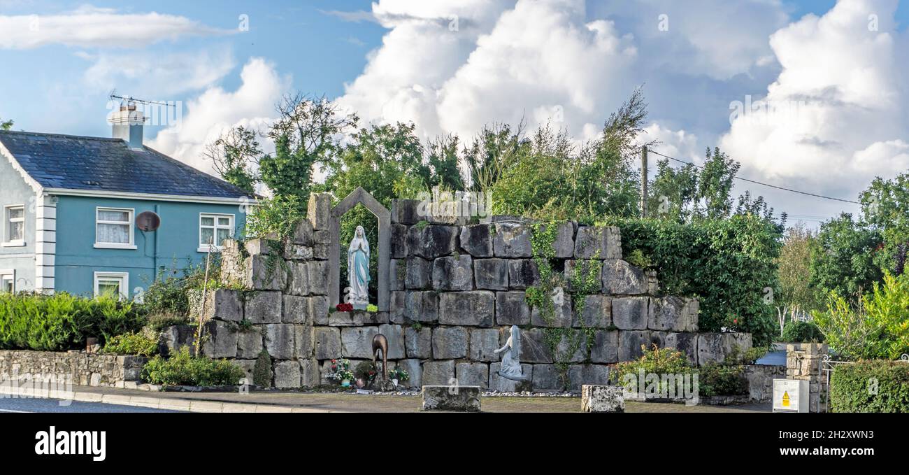 Un santuario sulla strada per nostra Signora nel villaggio di Tarmonbarry, Contea di Roscommon, Irlanda. Foto Stock