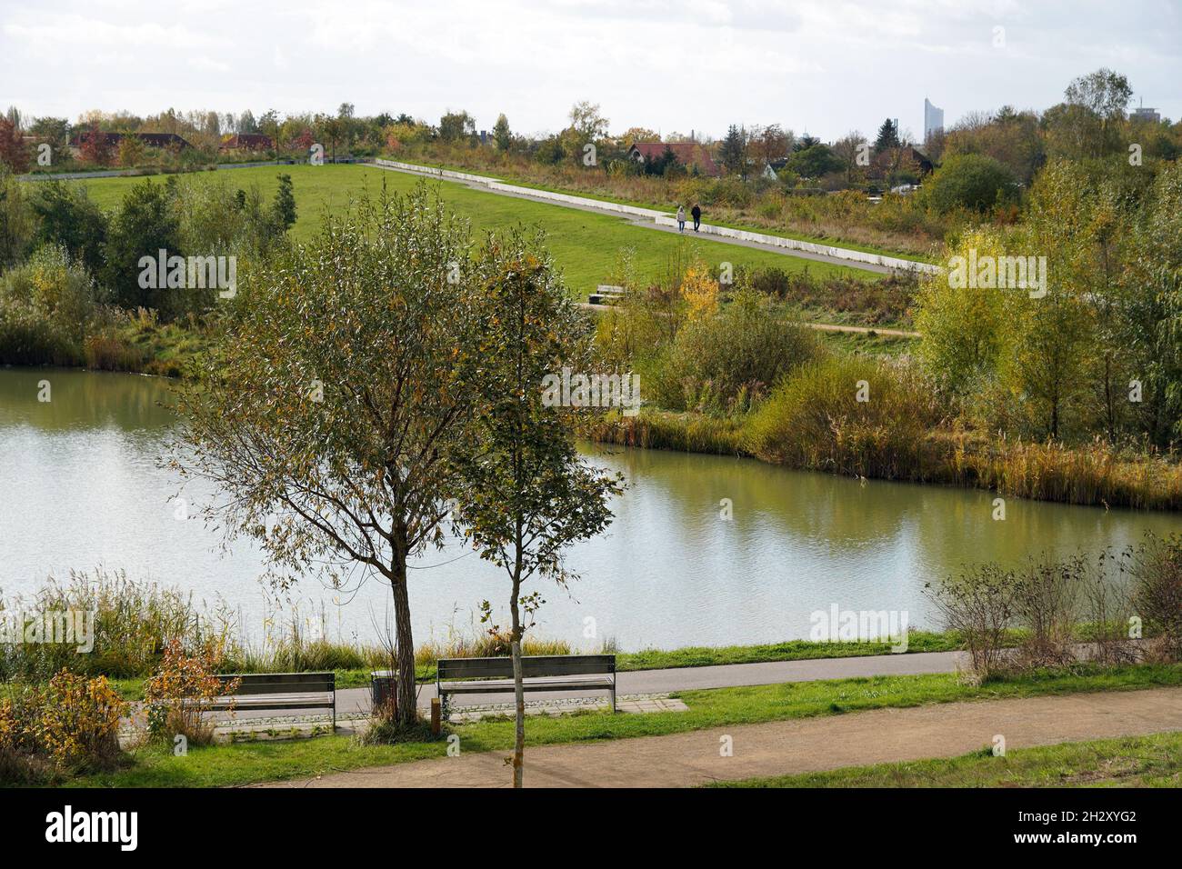 Lipsia, Germania. 23 ottobre 2021. La parte meridionale del 'Grüner Bogen Paunsdorf'. Il sito è un'area paesaggistica nella parte nord-orientale di Lipsia. Il concetto generale di architettura paesaggistica per il sito è risultato da una competizione di pianificazione urbanistica e paesaggistica nel 2000, dopo la quale aree ricreative di alta qualità sono state create da terreni agricoli e militari in congiunzione con strategie di conservazione della natura. Credit: Peter Endig/dpa-Zentralbild/ZB/dpa/Alamy Live News Foto Stock