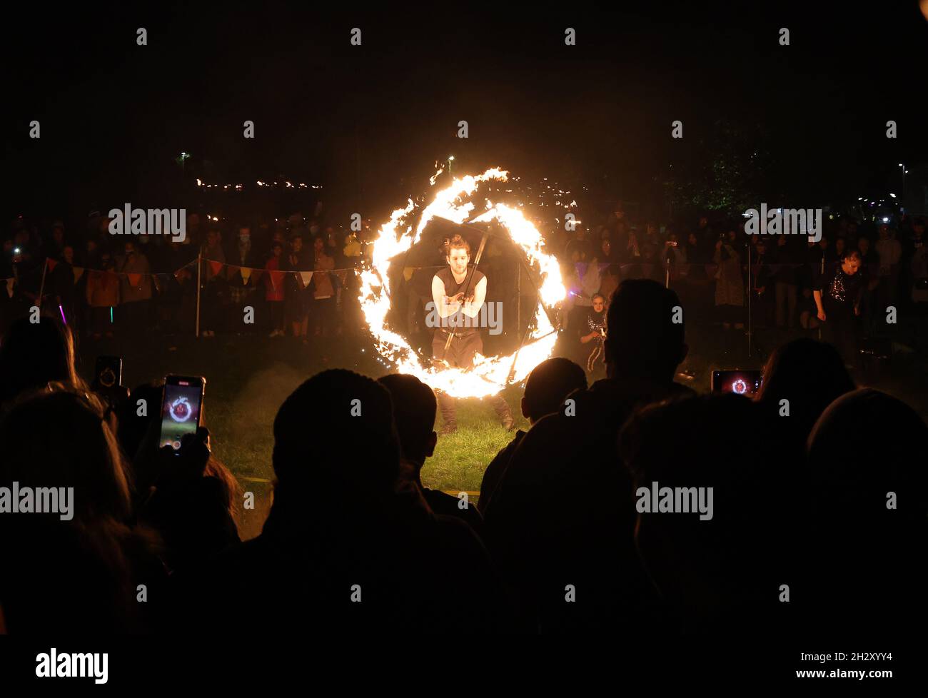 Leicester, Leicestershire, Regno Unito. 24 ottobre 2021. La gente guarda uno spettacolo di fuoco durante un diverso evento di accensione luci Diwali da normale, senza palco principale o fuochi d'artificio a causa delle preoccupazioni di Covid-19. Credit Darren Staples/Alamy Live News. Foto Stock