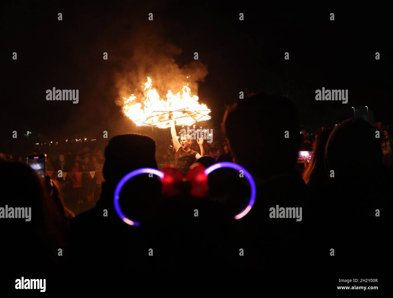 Leicester, Leicestershire, Regno Unito. 24 ottobre 2021. La gente guarda uno spettacolo di fuoco durante un diverso evento di accensione luci Diwali da normale, senza palco principale o fuochi d'artificio a causa delle preoccupazioni di Covid-19. Credit Darren Staples/Alamy Live News. Foto Stock