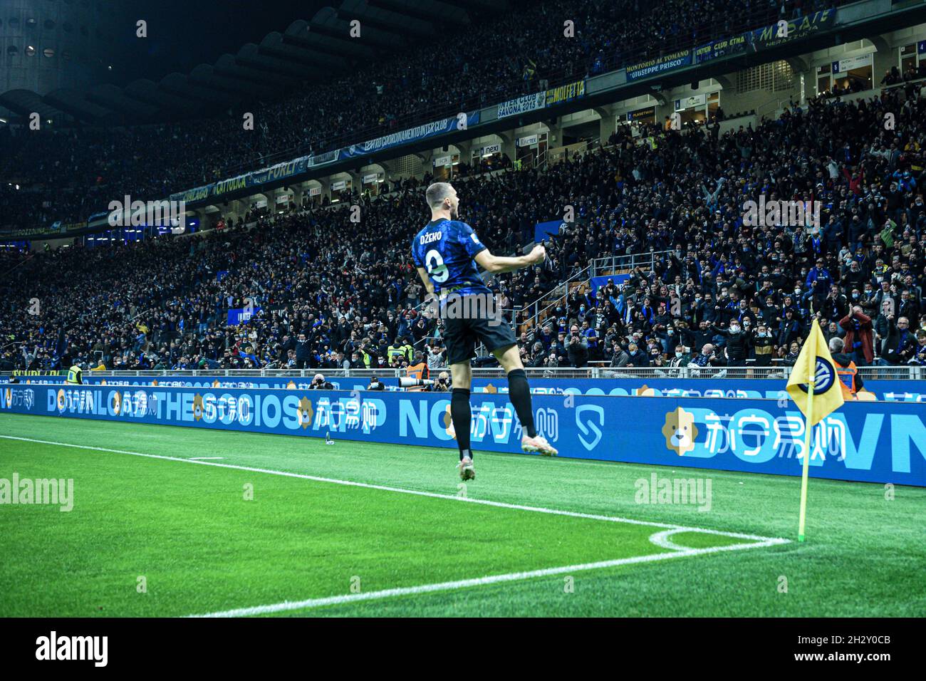 Milano, Italia - 24 Ottobre 2021: Edin Džeko del FC Internazionale festeggia dopo aver segnato un gol durante la Serie Un campionato di calcio italiano, il FC Internazionale vs Juventus allo Stadio San Siro Foto Stock