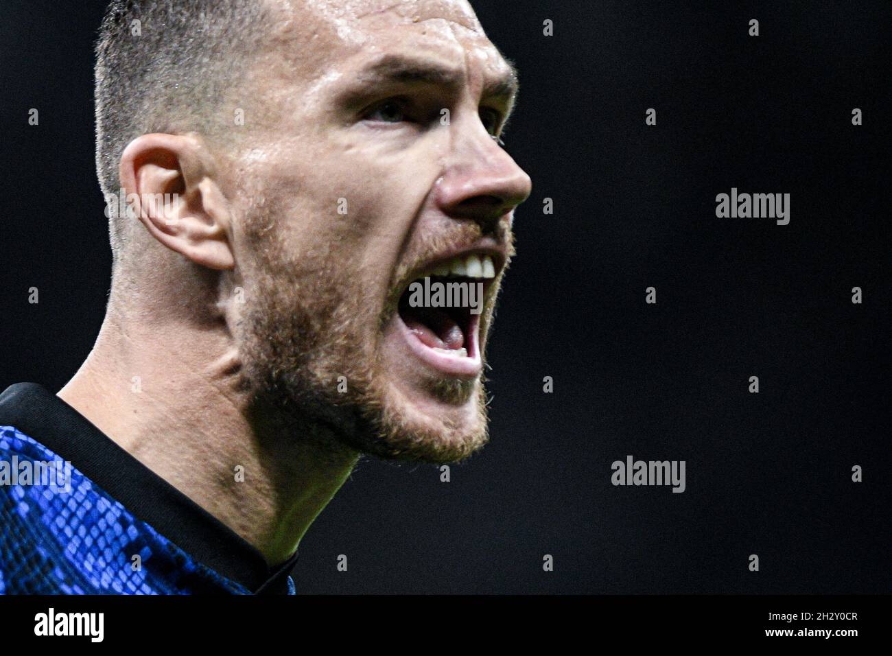 Milano, Italia - 24 Ottobre 2021: Edin Džeko del FC Internazionale festeggia dopo aver segnato un gol durante la Serie Un campionato di calcio italiano, il FC Internazionale vs Juventus allo Stadio San Siro Foto Stock