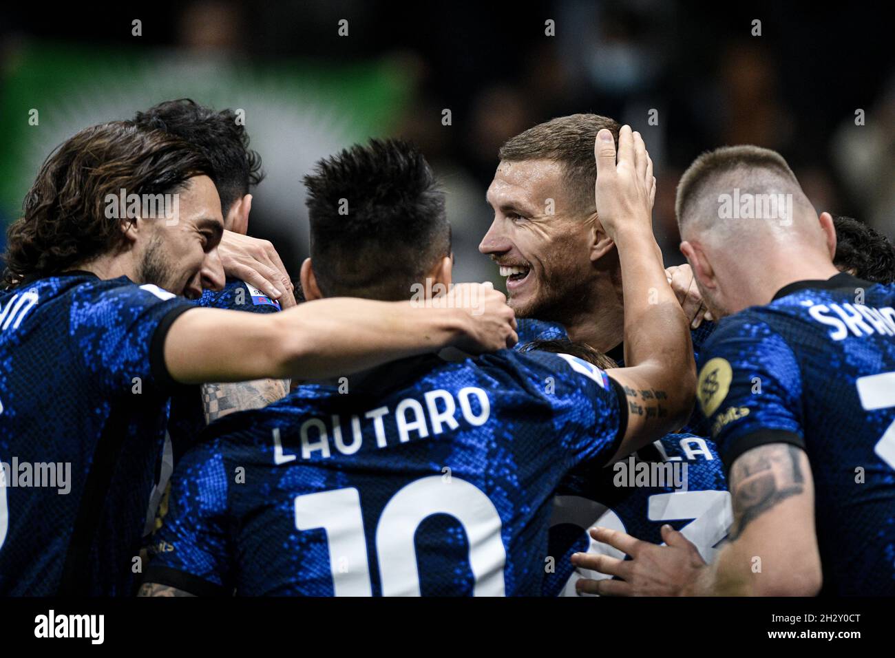 Milano, Italia - 24 Ottobre 2021: Edin Džeko del FC Internazionale festeggia dopo aver segnato un gol durante la Serie Un campionato di calcio italiano, il FC Internazionale vs Juventus allo Stadio San Siro Foto Stock