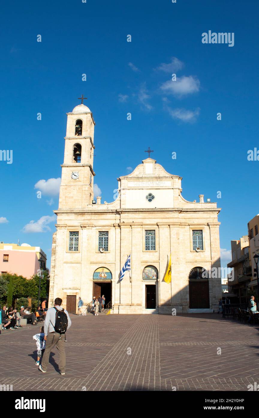 Chania, Creta - Grecia - Ottobre 20 2021 : Cattedrale della Vergine Maria elegante, edificio storico su piazza Athinagora verticale girato con copia spac Foto Stock