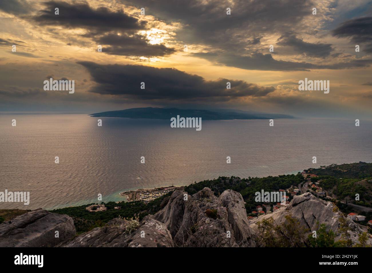 Isola al tramonto quando il sole è dietro le nuvole Foto Stock