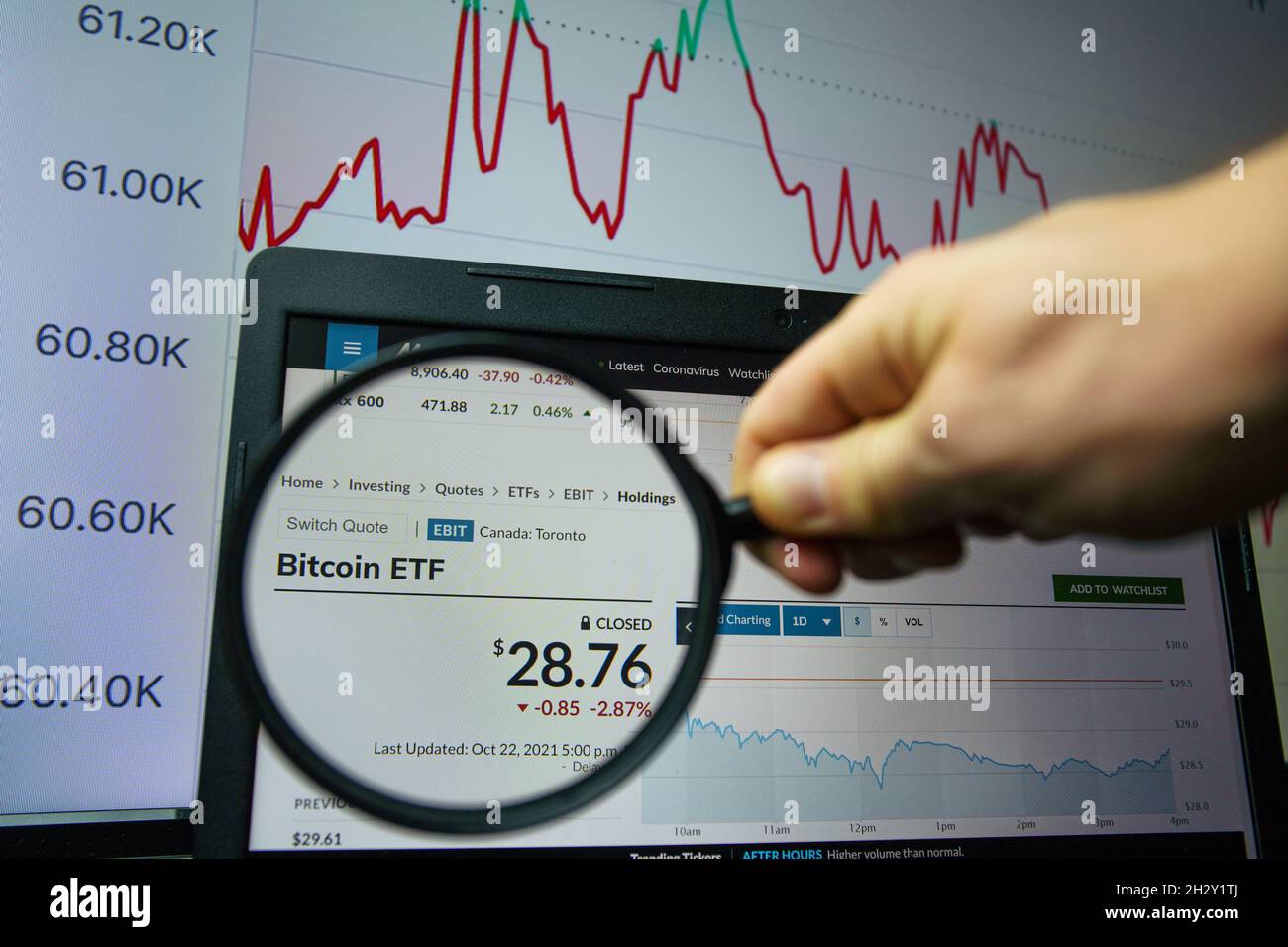 Primo ETF Bitcoin sul mercato. Un'ETF bitcoin imita il prezzo della valuta digitale, consentendo agli investitori di acquistare nell'ETF senza scambiarlo Foto Stock