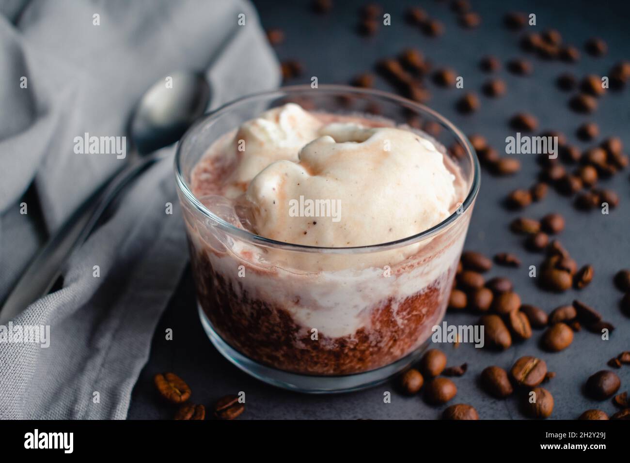 Affogato con vino Porto e gelato alla vaniglia: Un dessert italiano a base di espresso, porto e gelato alla vaniglia Foto Stock