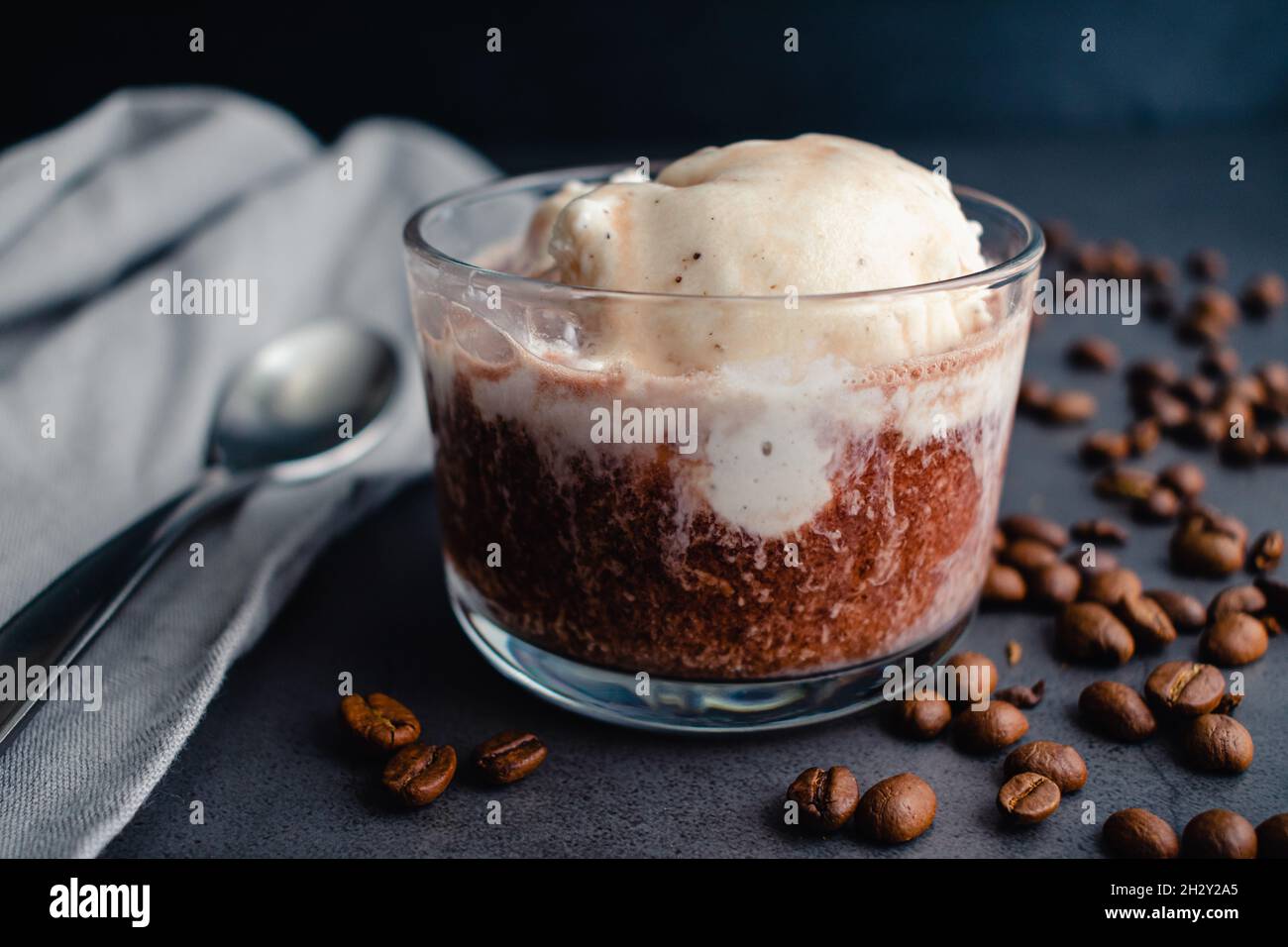Affogato con vino Porto e gelato alla vaniglia: Un dessert italiano a base di espresso, porto e gelato alla vaniglia Foto Stock