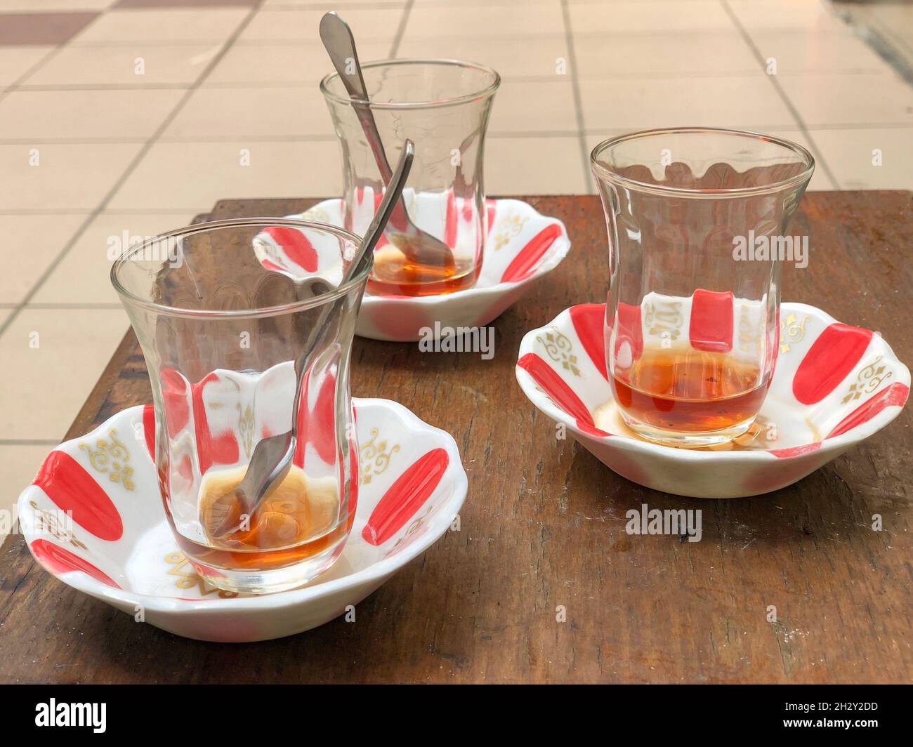 Primo piano bicchieri da tè turchi vuoti e sporchi sul tavolo di legno con  spazio copia Foto stock - Alamy